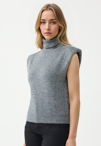Grauer ärmelloser Rollkragenpullover aus einem weichen, strukturierten Strick; mit hohem Kragen und geripptem Saum, der eine figurbetonte Silhouette bietet.