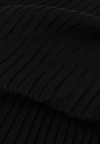 Zwarte ribstof met verticale lijnen, die een textuurpatroon toont. Het materiaal lijkt zacht en rekbaar, ideaal voor kleding of accessoires.