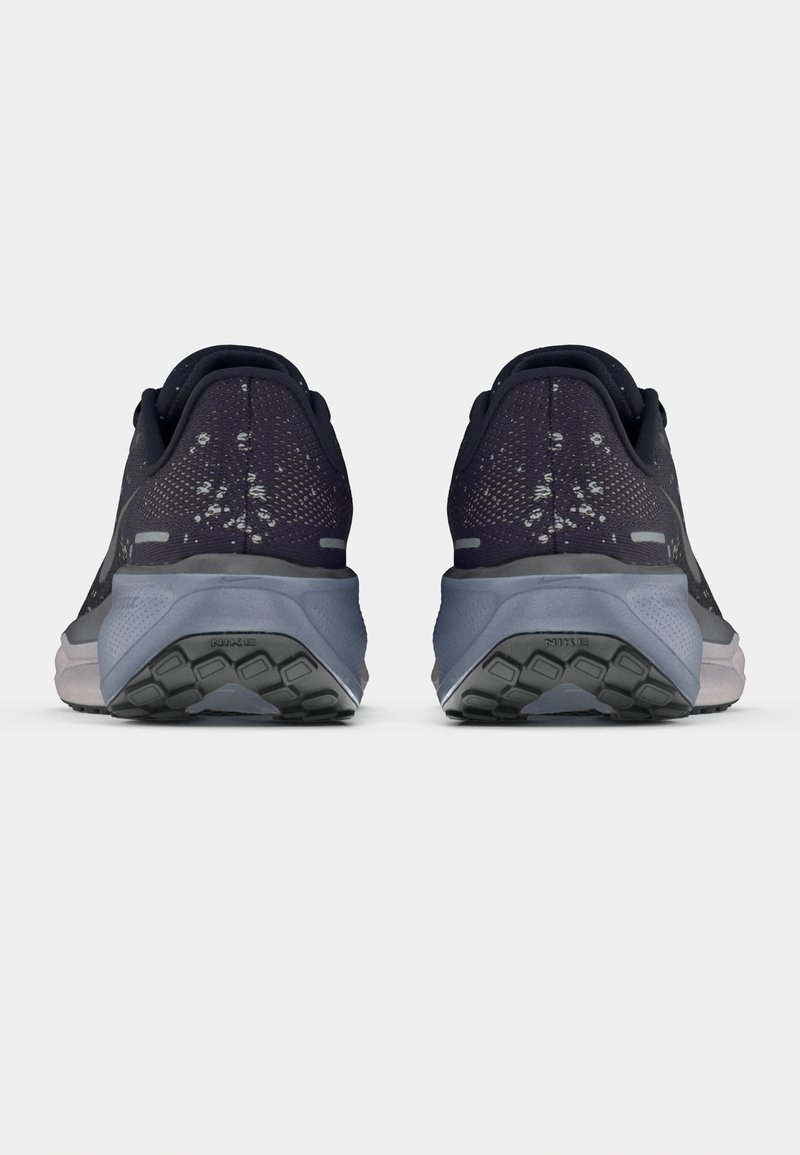 Par de zapatillas deportivas negras y grises vistas desde atrás, con suelas texturizadas y partes superiores transpirables con sutiles acentos reflectantes.