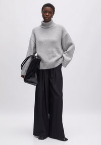 EDITED EIREEN - Strickpullover - grau