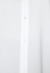 EVOKED VILA VIZUGI LONG SHIRT - Blusa - cloud dancer