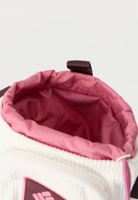 Λευκό και ροζ υφασμάτινο τσαντάκι με ραβδωτή επιφάνεια, απαλό ροζ επένδυση και θηλιά στο πάνω μέρος για κρέμασμα. Το εσωτερικό φαίνεται ευρύχωρο με ομαλή υφή.