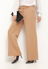 Wallis Broek - camel