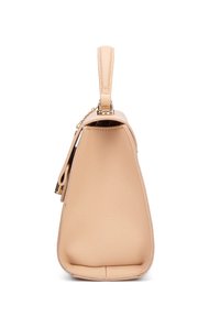 Borsa a mano in pelle beige con forma strutturata, manico corto e hardware color oro. Presenta una superficie texturizzata e una chiusura con zip.