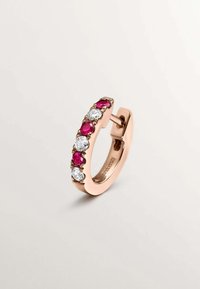 Los pendientes de aro en oro rosado presentan piedras alternativas de rubí y diamante, con un acabado suave y pulido y un cierre de poste seguro.