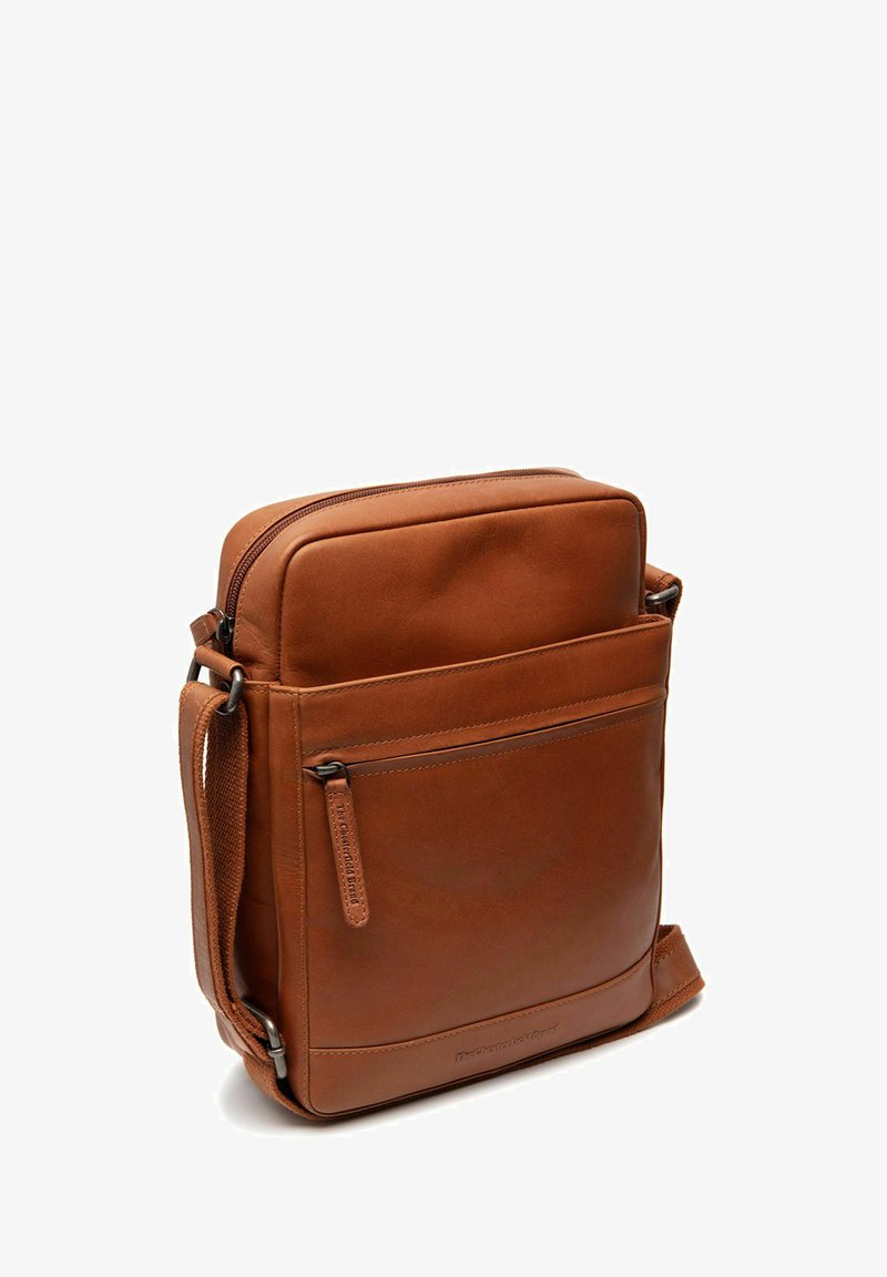 Braune Leder-Crossbody-Tasche mit Reißverschluss, flacher Fronttasche, Schultergurt und rechteckiger Form. Glatte Textur mit subtiler Naht.