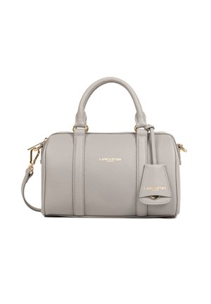 Sac à main en cuir texturé gris avec double poignées, bandoulière amovible et quincaillerie dorée, comportant une étiquette en cuir avec le logo de la marque.