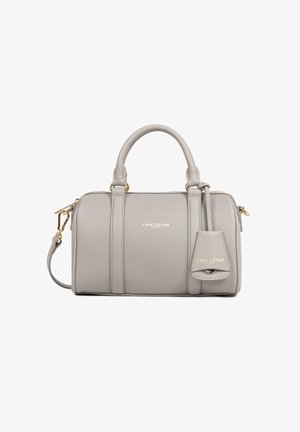Sac à main en cuir texturé gris avec double poignées, bandoulière amovible et quincaillerie dorée, comportant une étiquette en cuir avec le logo de la marque.