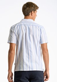 Camicia a maniche corte con colletto a righe verticali blu chiaro e bianche; realizzata in tessuto leggero; include una piega sul retro e un orlo curvo.