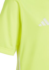 Heldere neongele sportshirt van ademend materiaal, met een zachte textuur en subtiele mesh-details op de mouw. Witte logo-accent.
