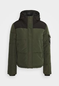 Giacca invernale imbottita verde e nera con cappuccio, zip frontale, tasche laterali e tasca a toppa sulla manica sinistra.