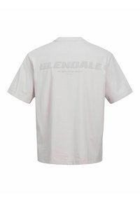 Balta medvilnės marškinėliai su apvaliu iškirpimu ir trumpomis rankovėmis. Nugarėlėje parašyta "GLENDALE" ir "Est. 1990, LOCAL MERCH" pilkšvai tekstu.