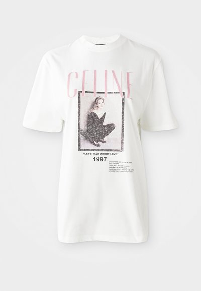 T-shirt en coton blanc avec logo "CELINE" rose, une illustration d'une figure assise et du texte en noir en dessous. Manches courtes et coupe standard.