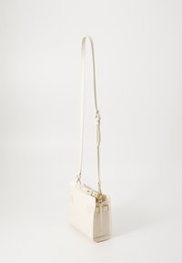Piccola borsa beige realizzata in pelle liscia. Presenta una tracolla removibile e un design minimalista con cuciture sottili e hardware in tonalità oro.