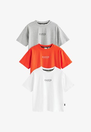 Tri kratkosleči t-majice zložene: siva, oranžna in bela, vsaka z črnim logotipom "BAKER" spredaj in okroglim izrezom.