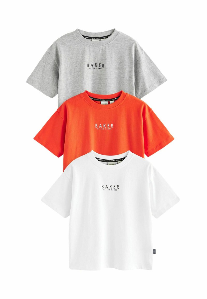Trzy t-shirty z krótkim rękawem, ułożone jeden na drugim: szary, pomarańczowy i biały, każdy z czarnym logo "BAKER" z przodu oraz okrągłym dekoltem.