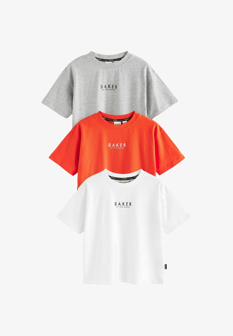 Trys trumpų rankovių marškinėliai, sudėti vienas ant kito: pilki, oranžiniai ir balti, kiekvienas su juodu "BAKER" logotipu priekyje ir apykakle.