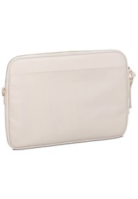 Lys beige laptop sleeve lavet af glat materiale, rektangulær form med en toplynlås, der har et minimalistisk design uden synlige accenter.