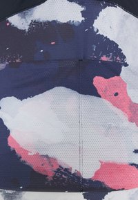 Tissu à motif abstrait avec des teintes bleu marine, bleu clair et rose. La texture est en maille avec un design respirant et une finition lisse.