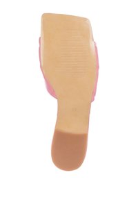 Scarpa con tacco alto rosa, dalla finitura liscia e lucida, dotata di una base solida e di una suola testurizzata per una migliore aderenza, con la taglia visibile sul fondo.
