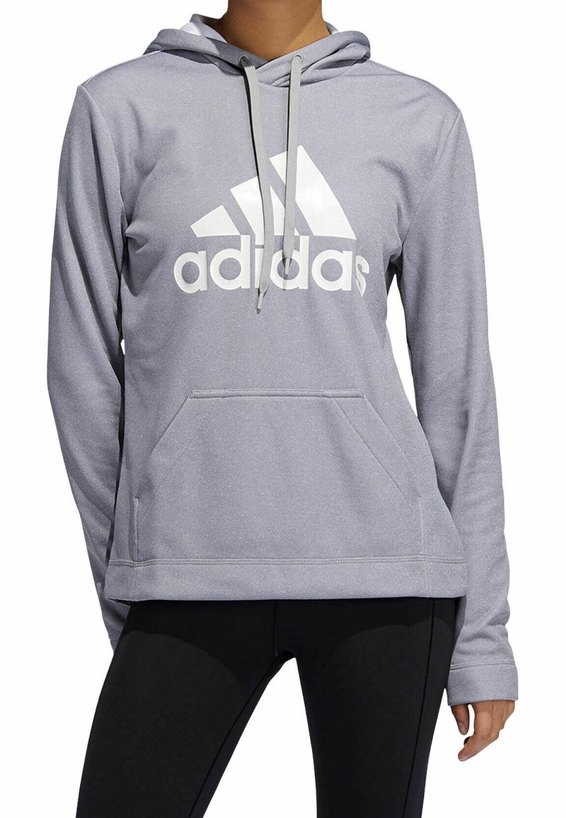 Sweat à capuche gris en tissu texturé, avec une poche avant, une capuche à cordon et un grand logo Adidas blanc sur la poitrine.