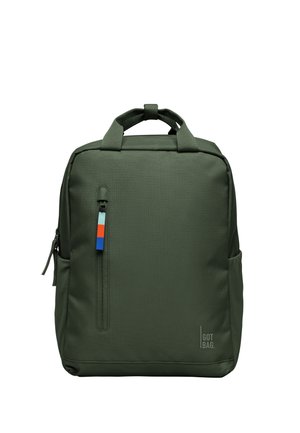 Zaino rettangolare verde scuro con manici superiori, tasca frontale con cerniera verticale e zip colorata, tasche laterali e logo "GOT BAG." nella parte inferiore.