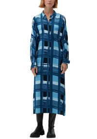 Langes Hemdkleid im blau-schwarzen Karomuster, mit Knopfverschluss vorne, langen Ärmeln und einem lockeren Schnitt. Hergestellt aus einem glatten Stoff.