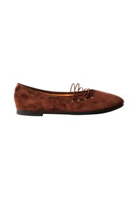 Chaussure plate en daim marron avec de fines lacets croisés et une semelle noire basse, vue de côté sur fond blanc.
