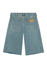 Πίσω όψη ανοιχτόχρωμων μπλε τζην σορτς με φαρδιά μπατζάκια και ξέφτια στα τελειώματα, δύο πίσω τσέπες, θηλιές για ζώνη και πινακίδα μάρκας Wrangler στην δεξιά τσέπη.