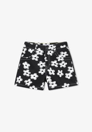 Zwarte denim shorts met witte bloemenprints, voorzakken, knoopsluiting en zichtbare stiksels op een witte achtergrond.
