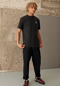 Puma PUMA STAPLE TEE - Apdrukāts T-krekls - puma black