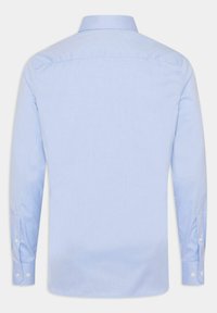 Lichtblauw overhemd met lange mouwen, voorzien van een puntige kraag, gebuttonde manchetten en een glad, geweven textuur. Minimalistisch ontwerp zonder zichtbare patronen.