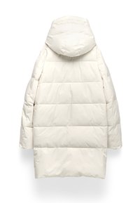 Vit lång pufferjacka med horisontell quiltning och fast huva, visad bakifrån mot en vit bakgrund.