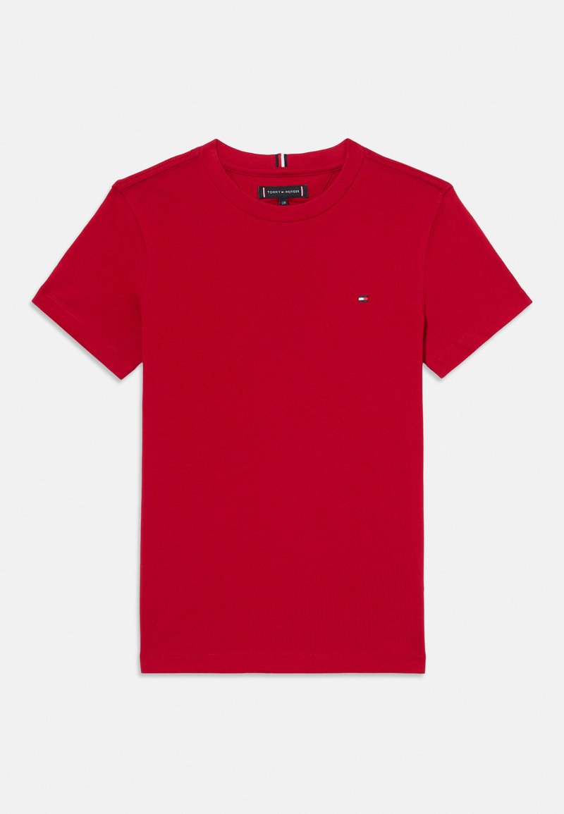Camiseta de algodón roja con cuello redondo, mangas cortas y un pequeño logo en el pecho. Textura suave, corte regular y color sólido.