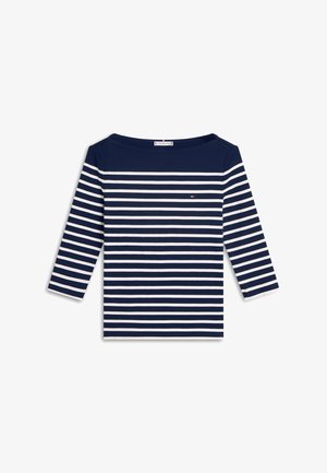 Marineblaues Langarmshirt mit horizontalen weißen Streifen, Bootsausschnitt und einem kleinen Logodetail auf der Brust. Glatte Baumwollstofftextur.