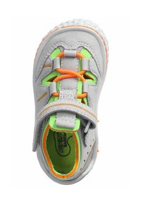Grauer Klettschuh mit orangefarbenen und grünen Akzenten, ausgestattet mit einem Wildleder-Obermaterial, perforierten Seiten und einem gepolsterten Innenraum. Runde Gummisohle.