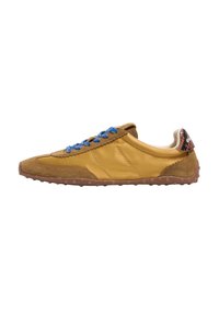 Scarpa da atletica marrone e gialla con lacci blu, caratterizzata da un upper in suede e nylon, suola in gomma testurizzata e un accento sul tallone con motivo.
