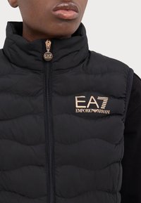 EA7 Emporio Armani JACKET - Brezrokavnik - black