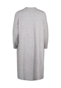 Grå stickad klänning med avslappnad passform, halvlånga ärmar och rund halsringning. Slät textur med ribbade ärmar och fåll. Inga synliga mönster.
