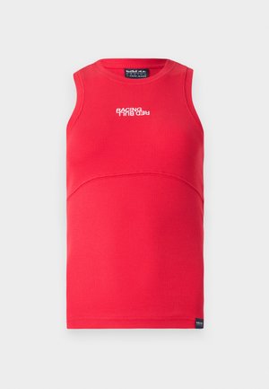 Rode mouwloze top met een geribbelde textuur. Heeft een gebogen naad, een ronde halslijn en witte tekst "RACING" op de voorkant.