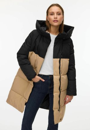 Puffjakke med en sort øverste sektion og en beige nederste sektion, med hætte, frontlynlås og quiltet tekstur.