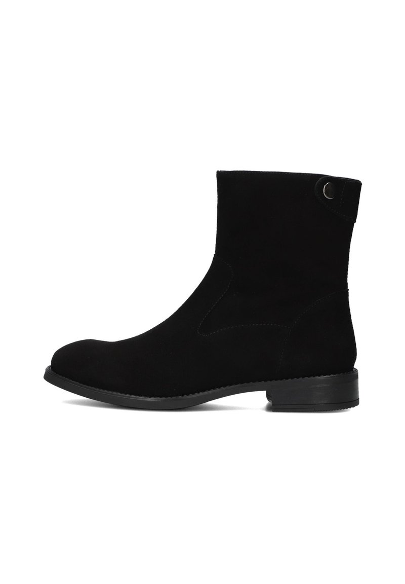 Zwarte suède enkellaarsjes met een ronde neus, elastische zijkanten en een klein lusje aan de achterkant. Platte rubberen zool met een lage hak.