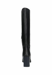 Bottes en cuir noir jusqu'au genou avec un talon épais, texture lisse et une couture à l'arrière. Le design est simple et élégant.