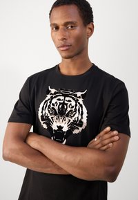 Antony Morato REGULAR FIT WITH MATT AND FLOCK - Printtipaita - black