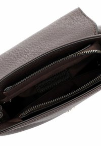 Sac à main en cuir marron avec une surface texturée, fermeture éclair et un seul compartiment intérieur. Détails de couture discrets le long des bords.