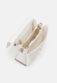 Borsa a tracolla in pelle bianca con base color beige chiaro. Presenta molteplici scomparti e dettagli in metallo color oro. Chiusura con zip.