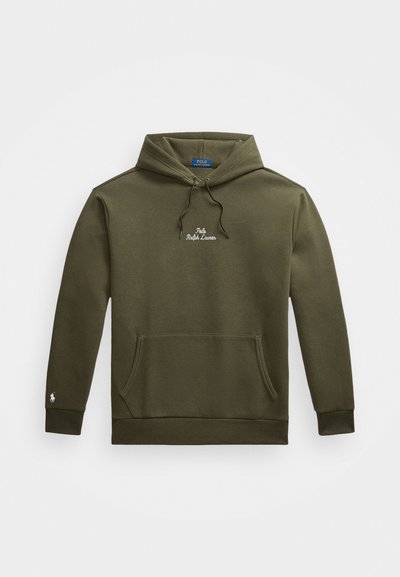 Χακί φούτερ φτιαγμένο από απαλό μείγμα βαμβακιού. Διαθέτει μπροστινή τσέπη καγκουρό, ρυθμιζόμενη κουκούλα με κορδόνι και κεντητό λογότυπο στο στήθος.