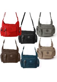 Sacs à épaule en toile de couleur rouge, noir, gris, marron, bleu canard et beige avec de multiples poches zippées et des accents de logo. Conception durable et polyvalente.