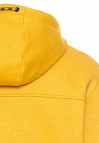 Gul hættejakke med en glat tekstur, rund hætte, kontrasterende syninger og snor. Stoffet har et meleret udseende.