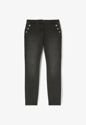 Schwarze Slim-Fit-Hose mit Fronttaschen, die jeweils drei metallische Knöpfe aufweist, Gürtelschlaufen und einen Knopfverschluss am Taillenbund.